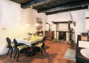 佩拉Casa Beatrice的一间带桌椅和壁炉的用餐室
