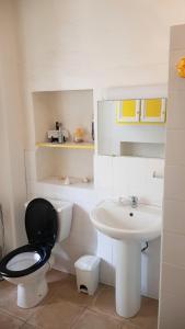 菲加里里奥卡圣卡芬奴酒店的浴室设有黑色的卫生间和水槽。
