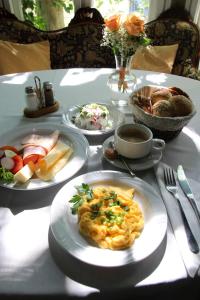 索波特伊雷娜酒店的一张桌子,上面放着食物和面包