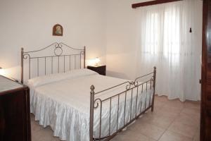 圣维托罗卡波Appartamento Cherubina的一间卧室配有一张带白色床罩的大床
