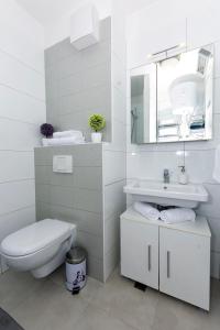 斯普利特Cvit Jadrana的白色的浴室设有卫生间和水槽。