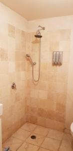 Neta‘imThe House of Taly & Erez的浴室内配有淋浴和头顶淋浴