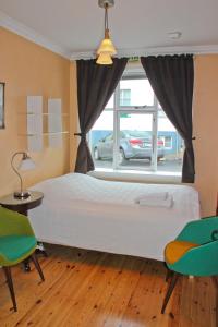 雷克雅未克蝴蝶旅馆的卧室设有一张白色大床和一扇窗户。