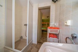 Kytlice查塔吉里斯度假屋的带淋浴和盥洗盆的浴室
