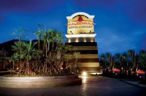 班邦孟马累瓦纳度假酒店的前面有棕榈树的酒店标志