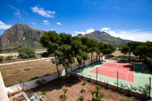 圣维托罗卡波Boa Vista San Vito - Area Fitness, Barbecue Area, Tennis Court的一座以树木和山脉为背景的网球场