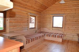 斯文托伊Miegalius的小木屋卧室配有1张床和1张书桌