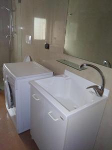 佩兹迪格雷科Villa Camilla的一间带水槽和洗衣机的浴室