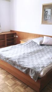 马里博尔Gostisce Sobocan的一间卧室配有一张大床和木制床头板