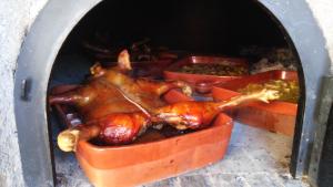 Casas del MonteApartamentos rurales Manolo的鸡在烤箱里煮熟