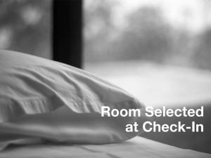 戴德伍德戴德伍德大山假日酒店度假村的枕头坐在床上,入住时选择单词房间