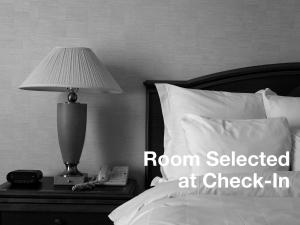 戴德伍德戴德伍德大山假日酒店度假村的一间卧室配有一张带灯和电话的床