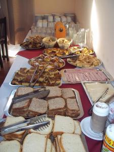 特玛斯德戴曼Brisas Del Rio Apart Hotel的一张桌子,上面放着许多不同类型的三明治和其他食物