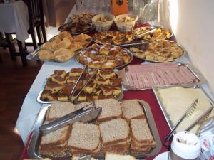 特玛斯德戴曼Brisas Del Rio Apart Hotel的一张桌子,上面放着许多不同类型的面包和糕点