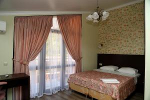 加格拉Elida的一间卧室设有一张床和一个大窗户