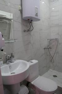 加格拉Elida的白色的浴室设有水槽和卫生间。