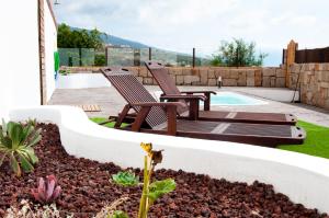 FasniaMARCELA&JOAQUIN MOUNTAIN HOUSE的后院设有两把椅子和游泳池