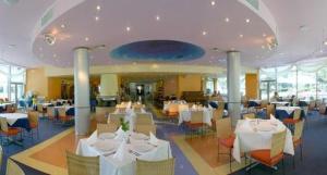 圣君士坦丁和海伦那Hotel Koral - Parking的一间设有白色桌椅的用餐室