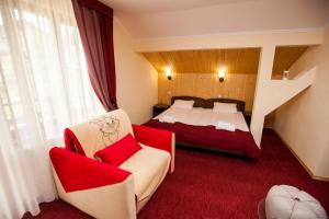 布克维Zdybanka的酒店客房,配有一张床和两把椅子