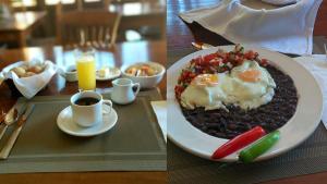 圣法兰西斯克Hotel Casa San Pancho的桌上一盘带鸡蛋和豆子的食物