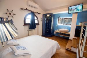 切奇纳Villa Mandrioli的一间卧室配有一张床,浴室设有水槽