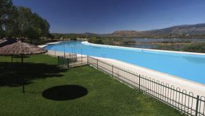 Braojos de la SierraLas Encarnas的一座大型游泳池四周设有围栏