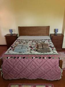 UrgueiraDouro vineyards and Mountains的一张带粉红色被子的床和两张床头柜
