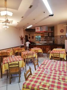 阿杰罗拉"Gilda INN Agerola"的一间带桌椅的餐厅,以及一间厨房内供一人用餐