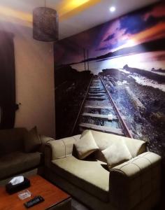比沙堡Nafal Hotel Suites的客厅的墙上挂有火车壁画