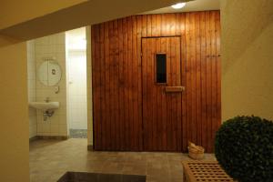 沃尔姆斯阿斯伽德酒店的一个带水槽的浴室内的木门