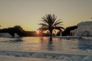 阿里克海滩Villa Faros的一座享有日落美景的游泳池