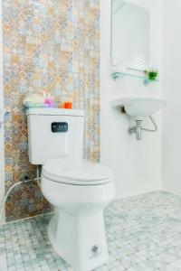 曼谷Be My Guest 36的浴室配有白色卫生间和盥洗盆。