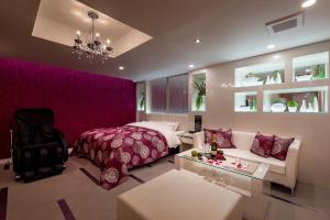 町田市小野寺休息情趣酒店（仅限成人）的一间卧室配有一张床和紫色的墙壁