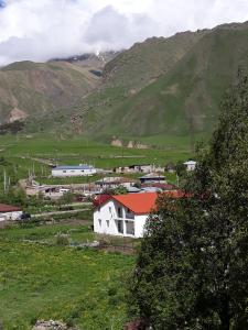 卡兹贝吉Chalet Pkhelshe的山 ⁇ 中的一个小村庄