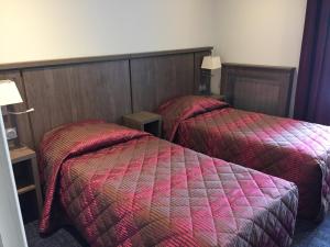 布里昂松布里松山酒店的一间酒店客房,房间内设有两张床