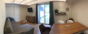 博尔滕哈根Strandhaus Seeperle的带沙发和木桌的客厅