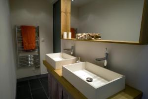 里昂卡努兹别墅酒店的浴室设有2个白色水槽和镜子