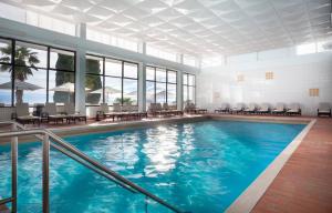 奥帕提亚Hotel Kristal - Liburnia的一座配有桌椅的酒店游泳池