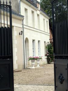 阿姆博斯Le Clos Richelieu的一座带门和鲜花的建筑的入口