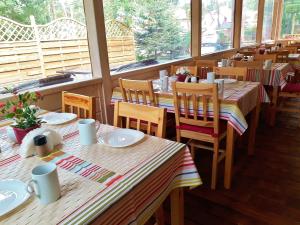 波别罗沃Wachta Pobierowo的用餐室设有桌椅和窗户。