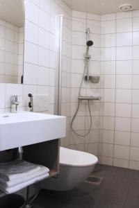 于韦斯屈莱GreenStar Hotel Jyväskylä的浴室配有卫生间、盥洗盆和淋浴。