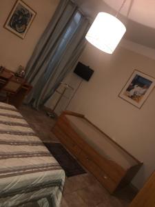 切尔维奥内巴拉玛塔酒店的卧室配有一张床,墙上有灯