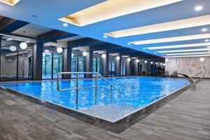 什恰夫尼察布铎拉尼SPA酒店的大楼里一个蓝色的大泳池
