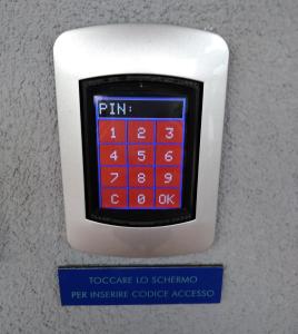 波拉Family Center Hotel的墙上的电子钟,带有签证卡