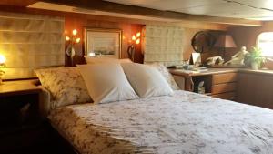 多维尔多维尔游艇船屋的一间带大床的卧室和一间浴室