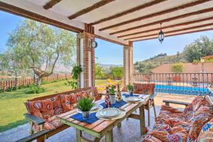 托罗克斯Villa Nevero的一个带桌椅的庭院和一个游泳池