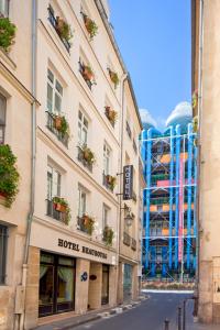 巴黎宝伯格酒店的一条城市街道,有建筑和酒店总部