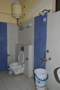 乔斯希马特Hotel Auli D的一间带卫生间和水槽的浴室