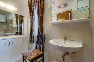 木洛希尼Star的一间带水槽和镜子的浴室