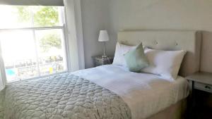 都柏林Donnybrook Townhouse的卧室配有白色的床和大窗户